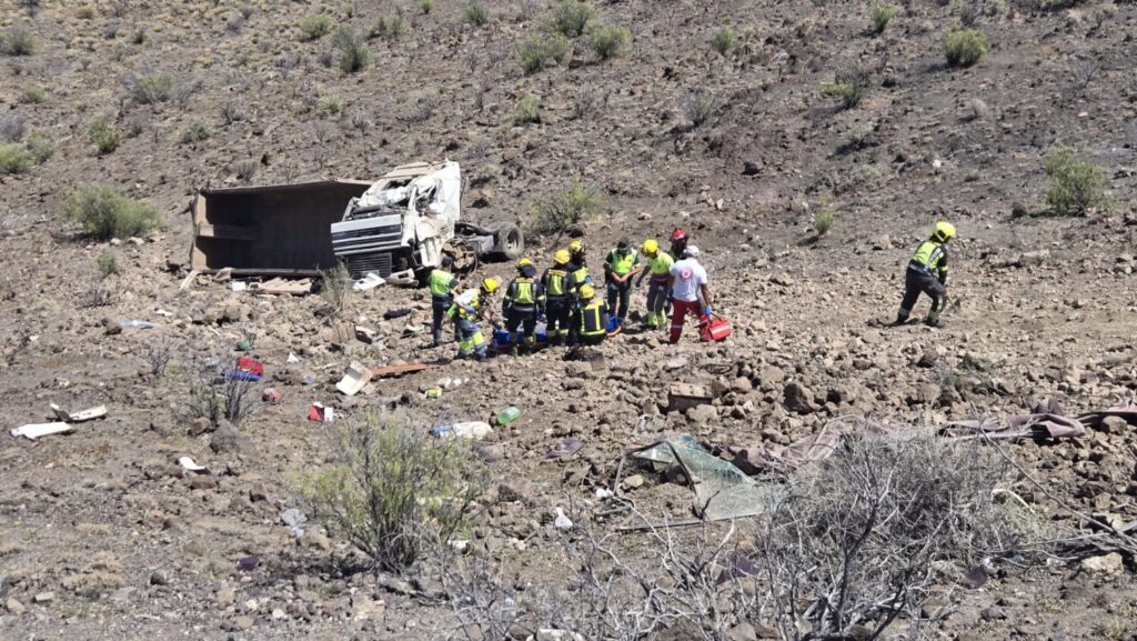 Dos heridos graves tras volcar dos camiones en Gran Canaria. Imagen del vuelco en Santa Lucía de Tirajana. 112 Canarias.