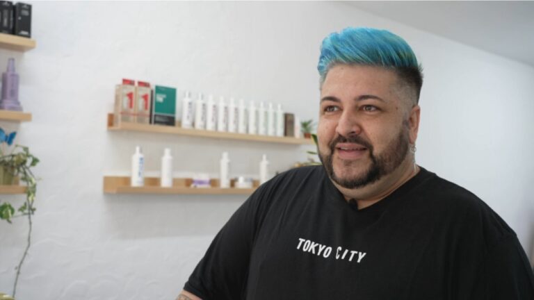 Los protagonistas de ‘Noveleros’ cuentan historias con sus peinados y estilos únicos