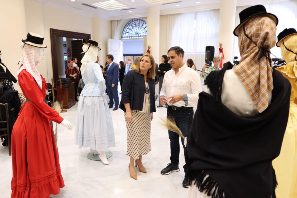 El Parlamento de Canarias rinde homenaje a la cultura insular con trajes tradicionales