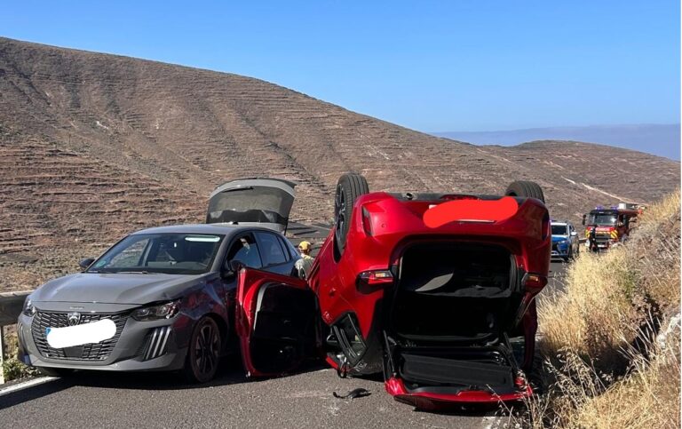 Ilesos los ocupantes de un coche que vuelca en Lanzarote