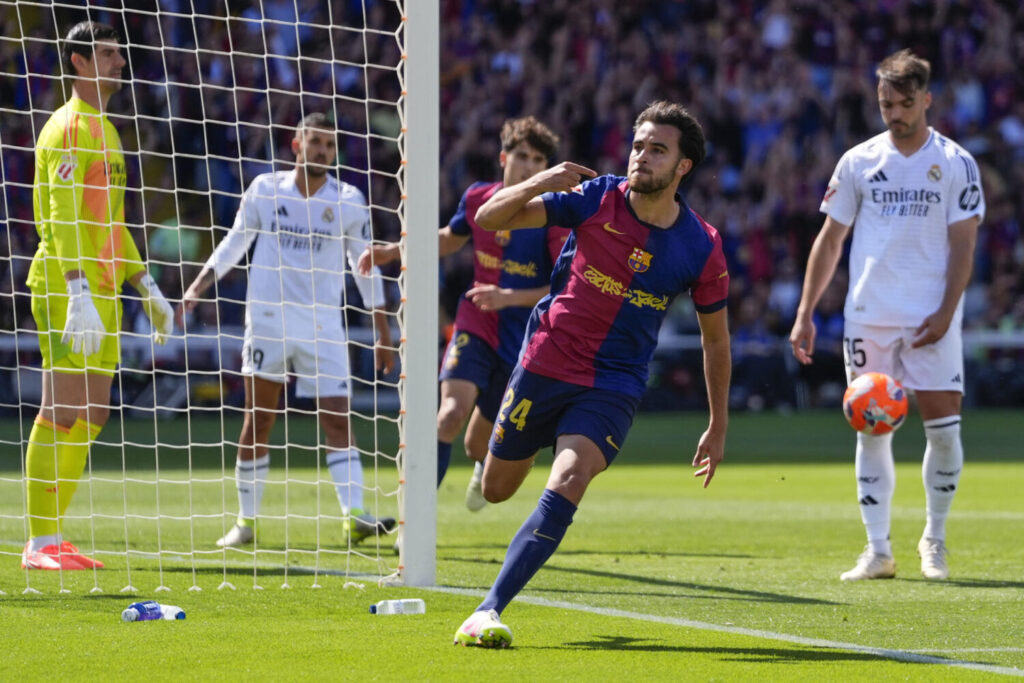 FOTODELDÍA - BARCELONA, 11/05/2025.- El defensa del Barcelona Eric García celebra su gol contra el Real Madrid, durante el partido de la jornada 35 de LaLiga EA Sports entre el Barcelona y el Real Madrid, este domingo en el Estadi Olímpic Lluís Companys.- EFE/Siu Wu