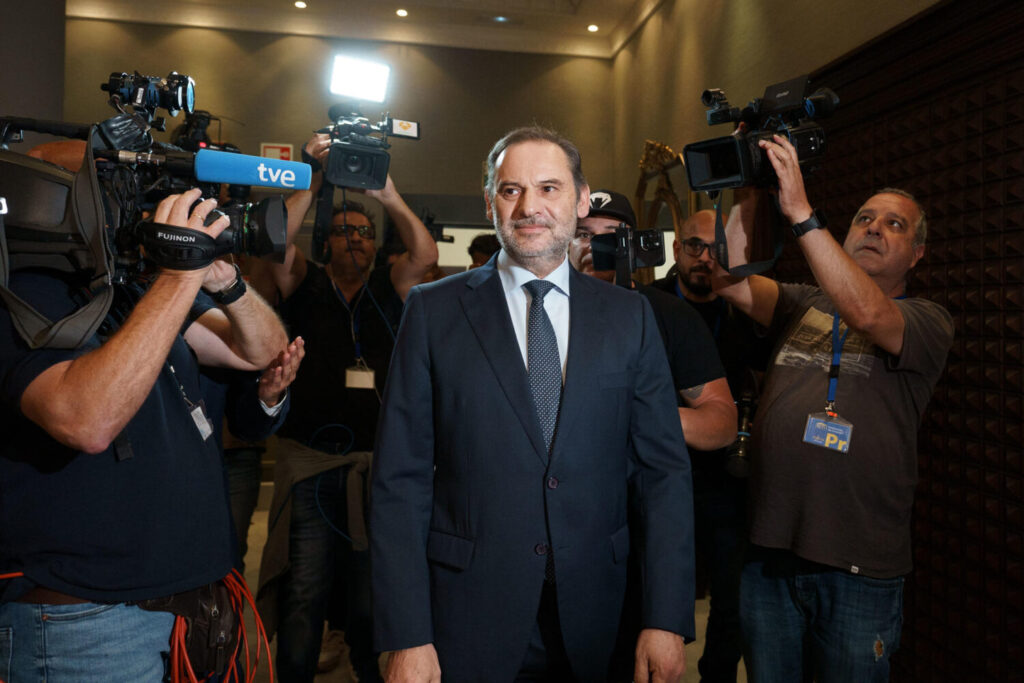 El exministro Ábalos comparece en el Parlamento de Canarias por la compra de material sanitario durante la pandemia