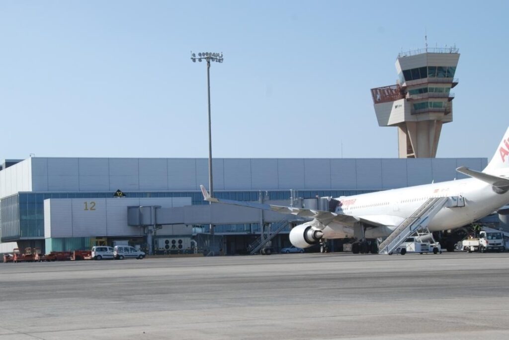 Canarias cierra el puente de mayo y lo hace con menos movimiento en sus aeropuertos