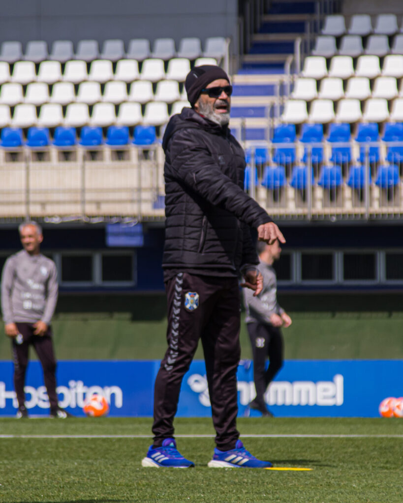 Álvaro Cervera, entrenador del CD Tenerife, no podrá sentarse en el banquillo los próximos tres partidos por sanción / CD Tenerife