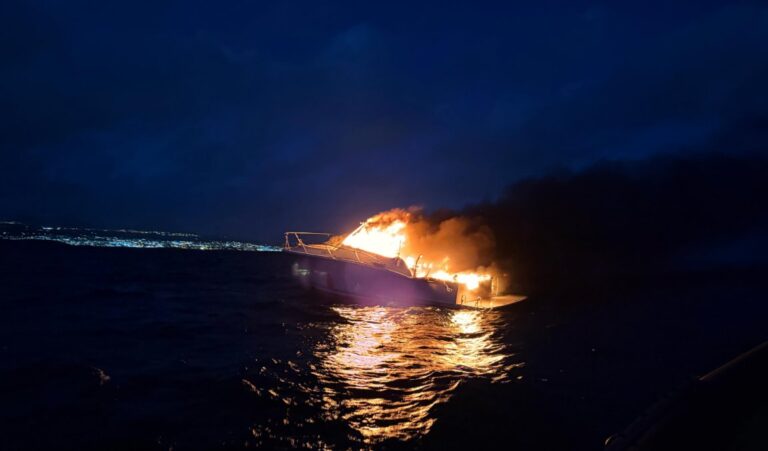 Cuatro heridos en un barco de recreo incendiado frente a Yaiza, en Lanzarote