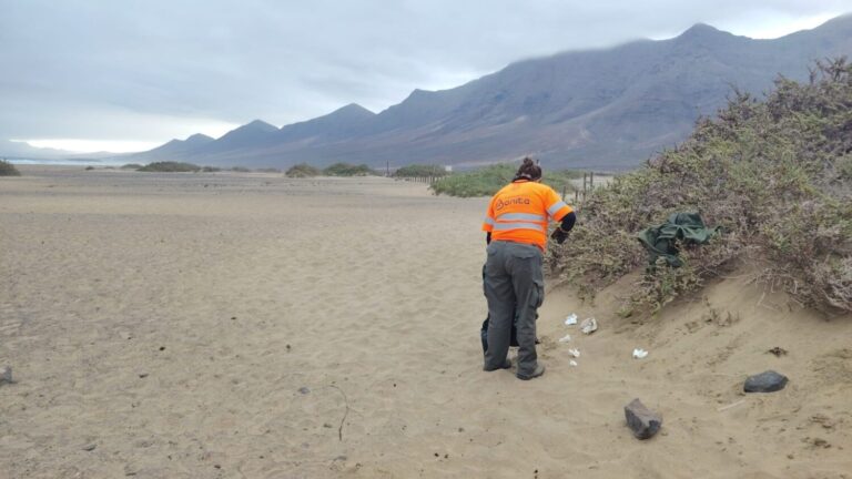 El Cabildo de Fuerteventura inicia una campaña de limpieza en Cofete