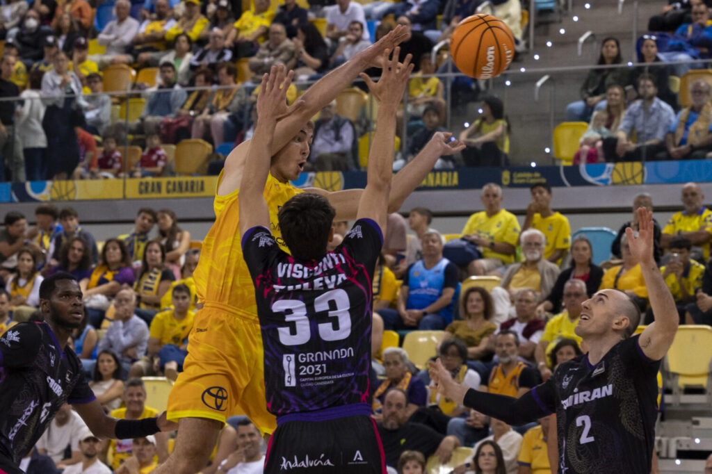 El jugador del Gran Canaria Samar entra a canasta ante los jugadores del Covirán Granada Visconti durante el encuentro correspondiente a la jornada 30 de la Liga Endesa en el Gran Canaria Arena
