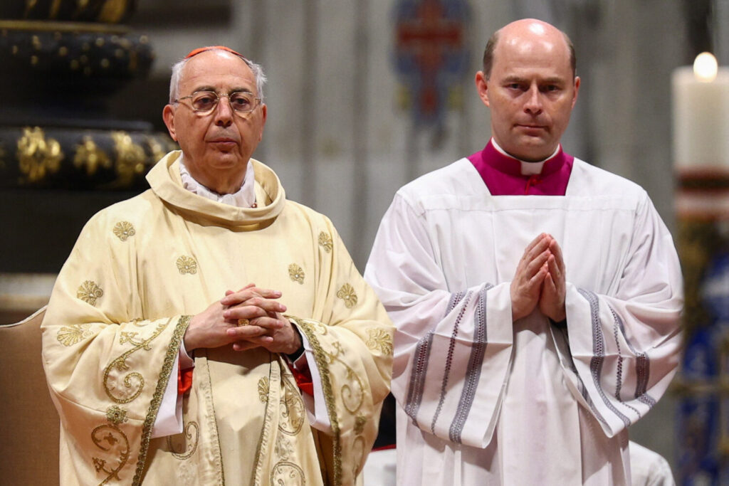 El cardenal Dominique Mamberti preside una misa de duelo por el papa Francisco en el noveno día de Novendiali (nueve días de luto tras el funeral del papa) en la Basílica de San Pedro del Vaticano, el 4 de mayo de 2025. REUTERS/Guglielmo Mangiapane