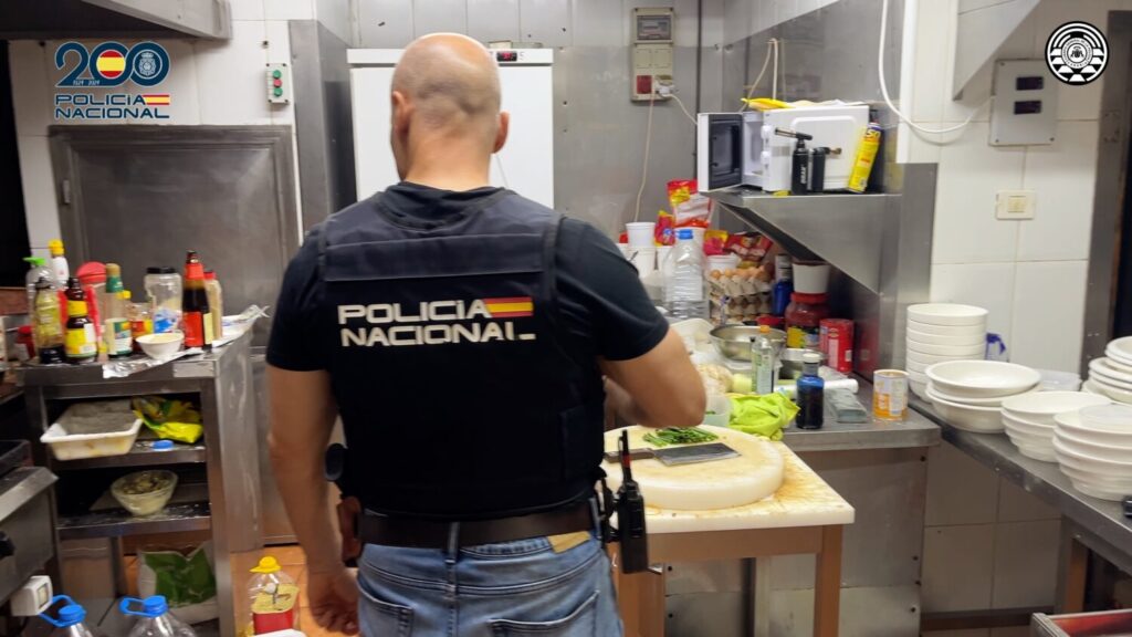 En el sótano se halló un casino ilegal dotado de varias mesas de juego en las que se celebraban partidas de póker