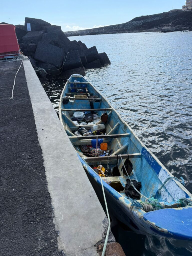 Imagen del cayuco rescatado por Salvamento Marítimo y que ha llegado este miércoles por sus propios medios hasta El Hierro / Salvamento Marítimo