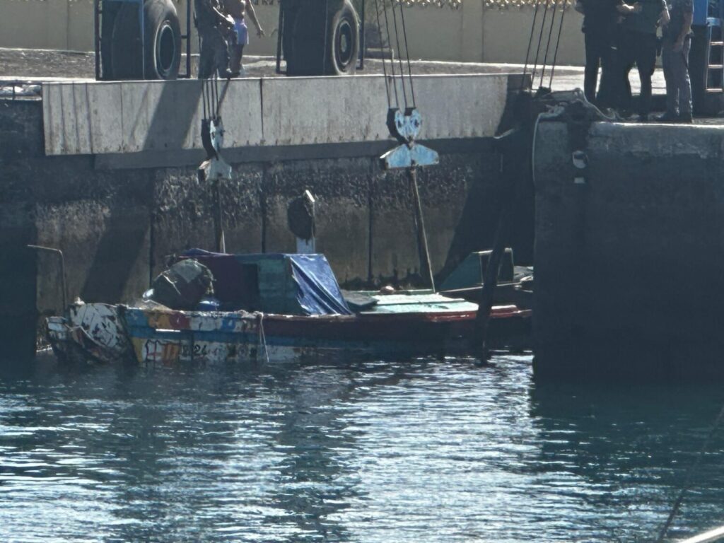 El cayuco volcado ha quedado ya amarrado al puerto de La Restinga / Eduardo Pulido / RTVC