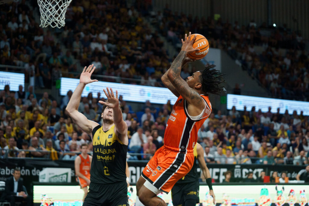 99 - 102 | El Valencia Basket vence al CB Canarias y aprieta en la lucha por la segunda plaza