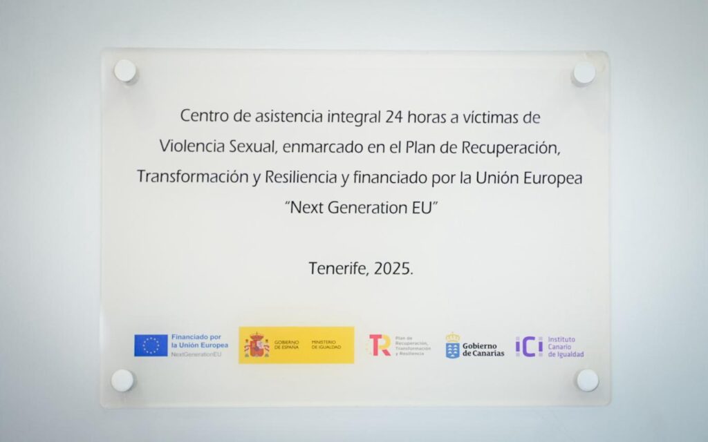Se inaugura el primer centro 24 horas para mujeres víctimas de violencia sexual en Canarias. Placa del centro de crisis 24 horas para las víctimas de violencia sexual de Santa Cruz de Tenerife/ Imagen cedida por el Gobierno de Canarias.