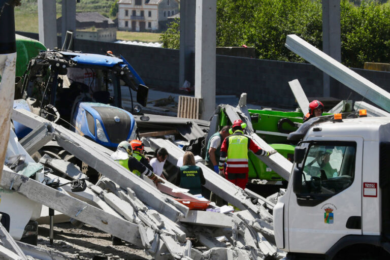 Tres muertos y tres heridos al colapsar una nave ganadera en Asturias