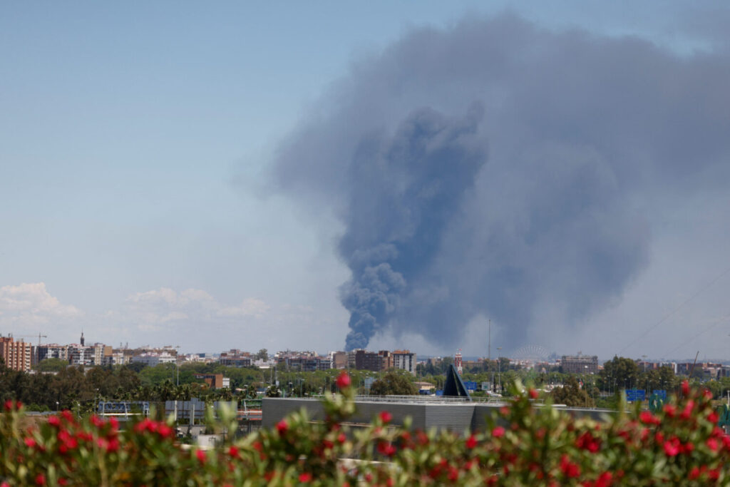 La columna de humo de la nave industrial en Sevilla es visible desde varios kilómetros de distancia / REUTERS/Marcelo del Pozo