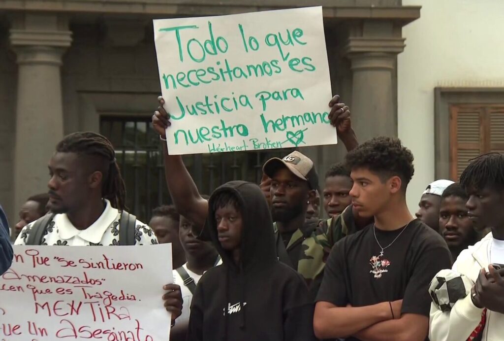 Medio millar de personas se concentran en la capital grancanaria por la muerte del joven Abdoulie Bah