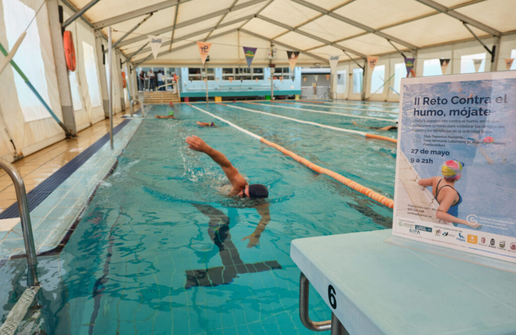 Fuerteventura celebra la segunda edición de 'Contra el humo, mójate' para visibilizar los riesgos del tabaco