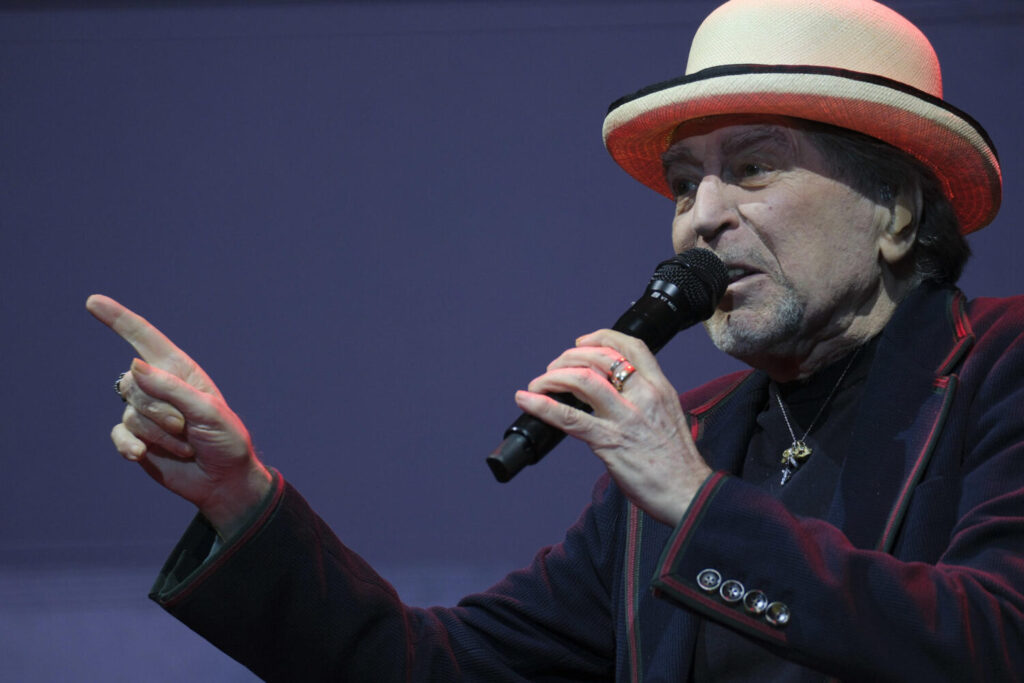 El músico y cantante Joaquín Sabina durante el concierto que ha ofrecido este jueves en Las Palmas de Gran Canaria