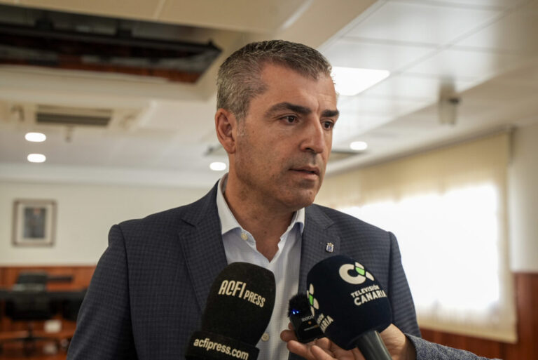 Domínguez apoya la aplicación de la tasa turística en Canarias