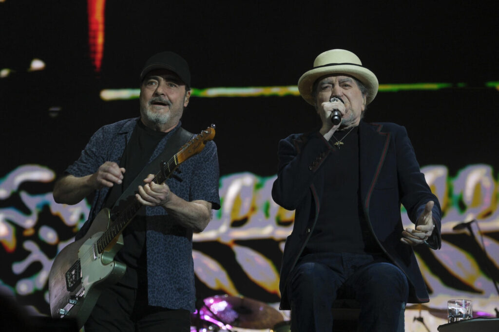 Jaime Asúa y Joaquín Sabina durante una de las canciones interpretadas en el Gran Canaria Arena