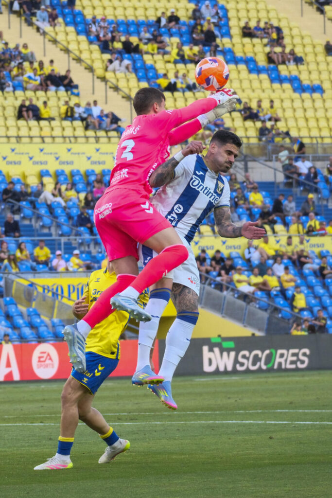 El portero de la UD Las Palmas Horkas y el jugador del Leganés Miguel durante el partido de la jornada 37 de LaLiga EA Sports, penúltima del campeonato, disputado este domingo en el estadio de Gran Canaria