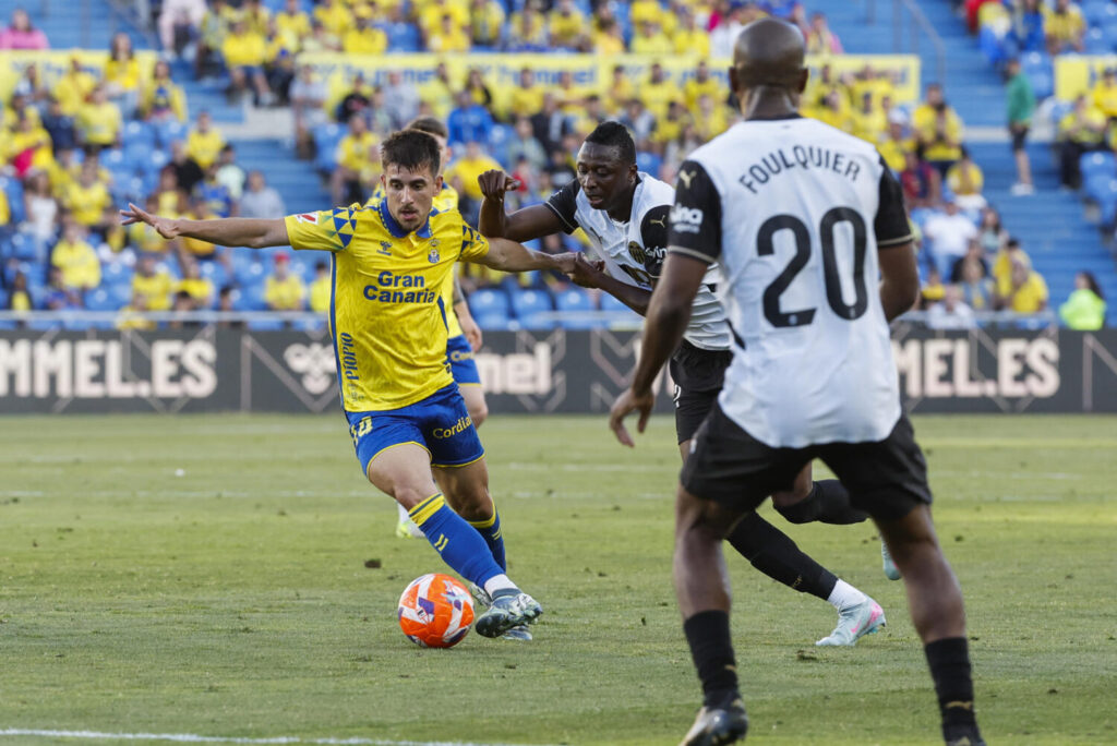 El centrocampista de Las Palmas Manu Fuster durante el partido de LaLiga de fútbol que UD Las Palmas y Valencia CF disputaron este sábado en el Estadio de Gran Canaria