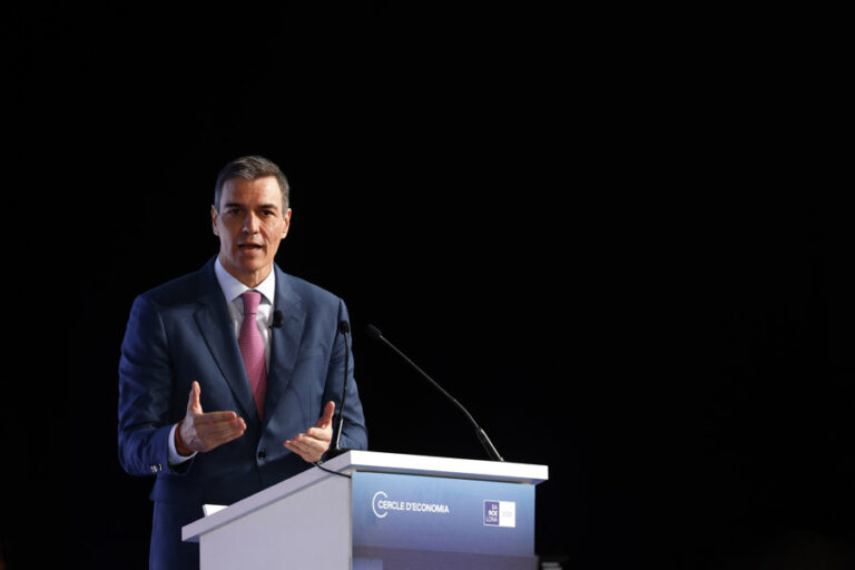 Sánchez pide a las patronales que no se cierren a la reducción de la jornada laboral