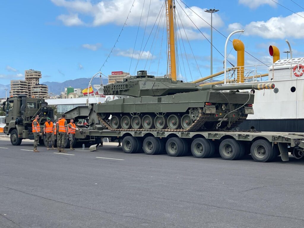 Llegada de vehículos pesados del Ejército de Tierra al Puerto de Santa Cruz de Tenerife con motivo del Día de las Fuerzas Armadas 2025