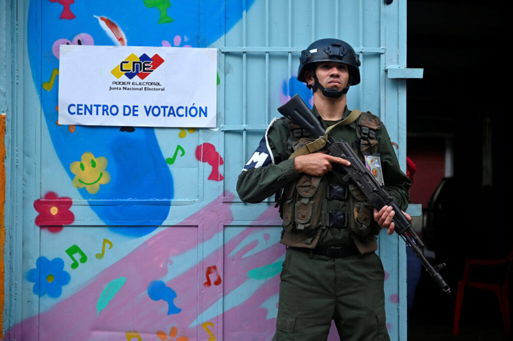 Un soldado vigila un colegio electoral durante las elecciones parlamentarias de Venezuela en Caracas, Venezuela, el 25 de mayo de 2025. REUTERS/Maxwell Briceno