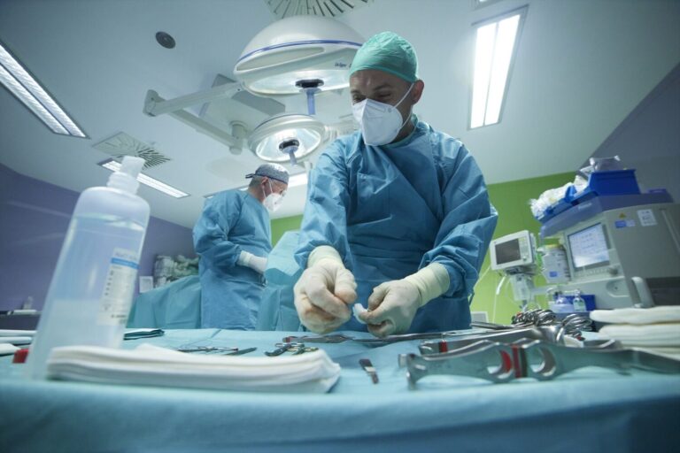 Canarias necesitará incorporar 2.500 profesionales de enfermería en los próximos diez años