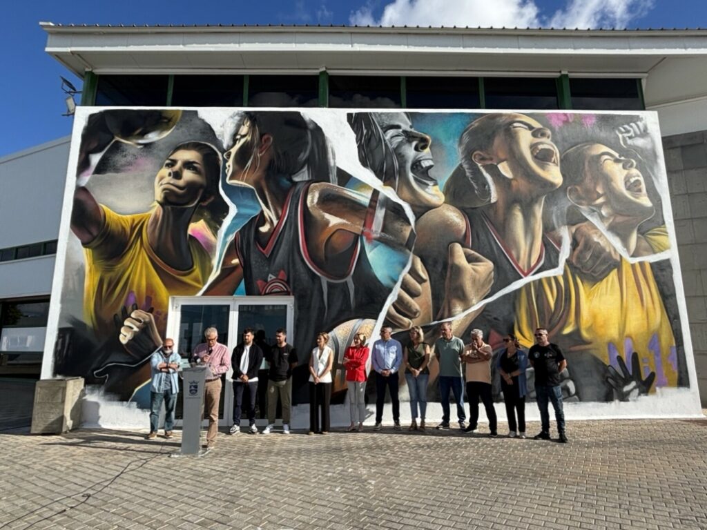 Un mural del grafitero Erik Air viste el Pabellón de Deportes de Tías