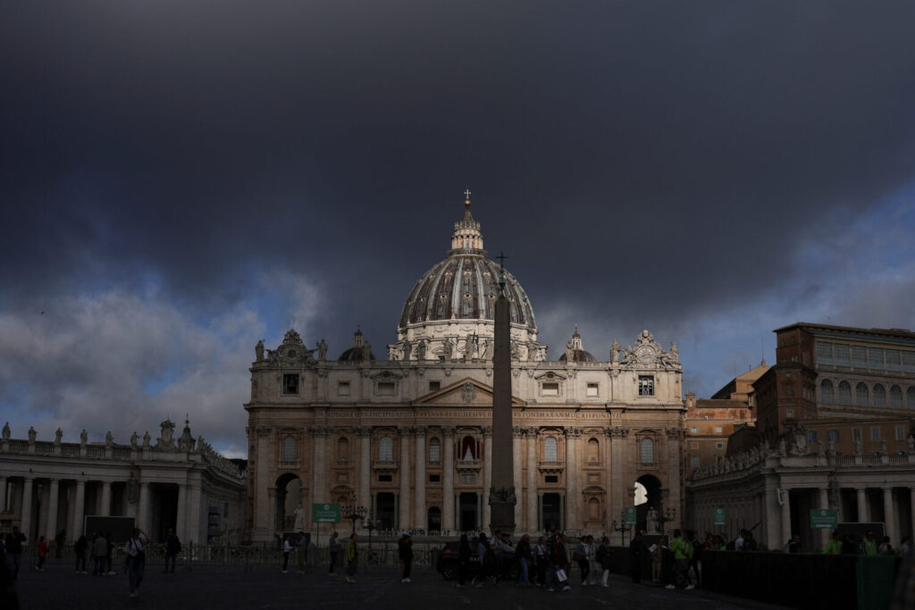 Una vista de la Basílica de San Pedro, antes del cónclave para elegir al próximo papa, desde Roma, Italia