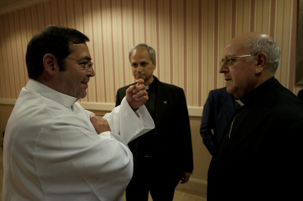 Bilbao, 8 may (EFE).- León XIV (c), elegido nuevo papa este jueves, visitó Bilbao el 16 de septiembre de 2011 para asistir a la ceremonia de consagración del religioso agustino vasco Michel Olaortua (i) como obispo de Iquitos (Perú). La ceremonia religiosa se celebró en la céntrica iglesia de San José de Bilbao, con la presencia del entonces obispo de Bilbao, Ricardo Blázquez (d), según ha constatado EFE de fuentes de los asistentes al acto religioso. EFE/ Miguel Toña