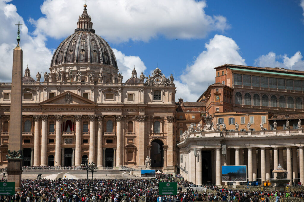 Fachada de la Basílica de San Pedro este jueves 8 de mayo de 2025