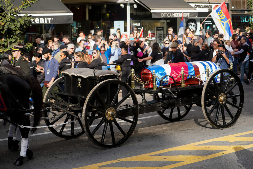 El coche fúnebre que transporta el cuerpo del expresidente uruguayo José "Pepe" Mujica se dirige al Palacio Legislativo de Uruguay, en Montevideo, Uruguay, el 14 de mayo de 2025. REUTERS/Andrés Cuenca