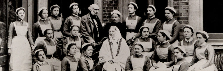 Florence Nightingale con un grupo de enfermería en el el hospital St. Thomas (1886).