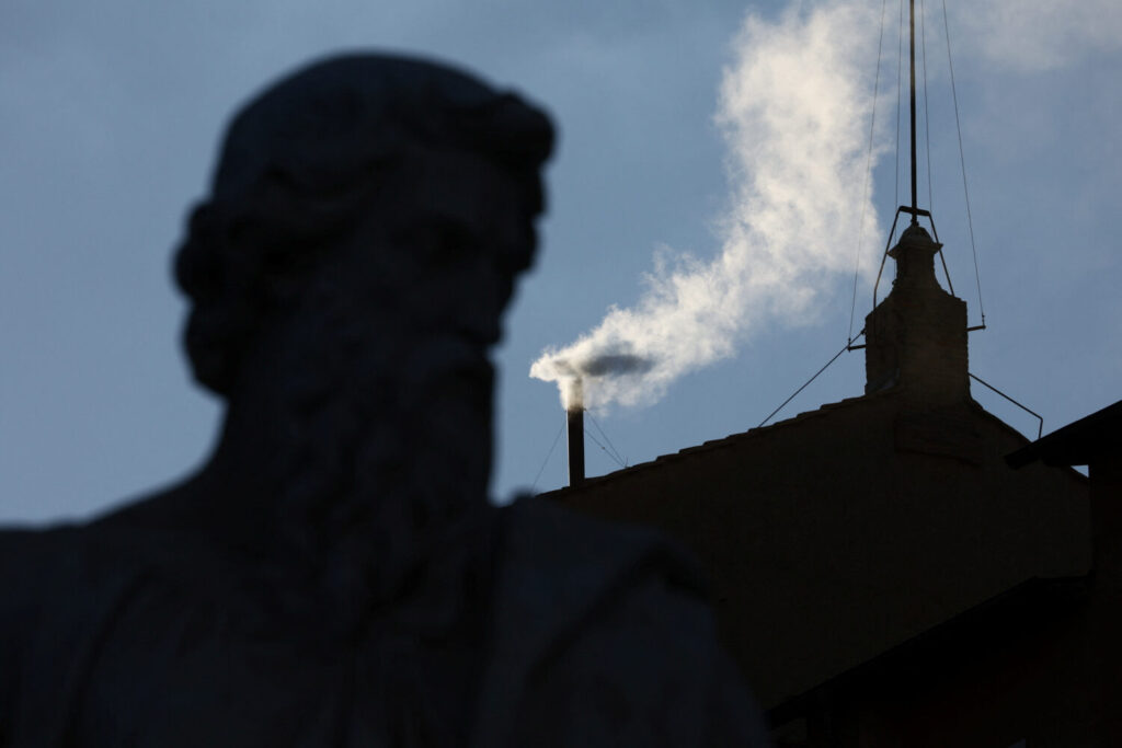 Fumata blanca por el nuevo papa de la Iglesia Católica