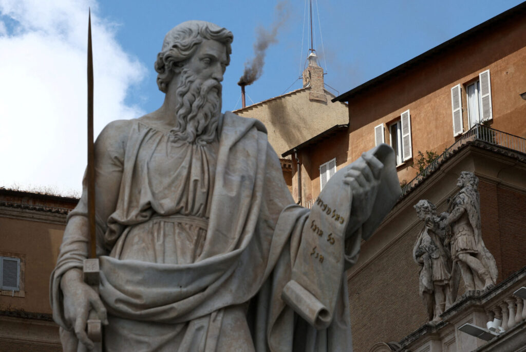 Fumata negra este mediodía del jueves en la Capilla Sixtina / REUTERS / Guglielmo Mangiapane 