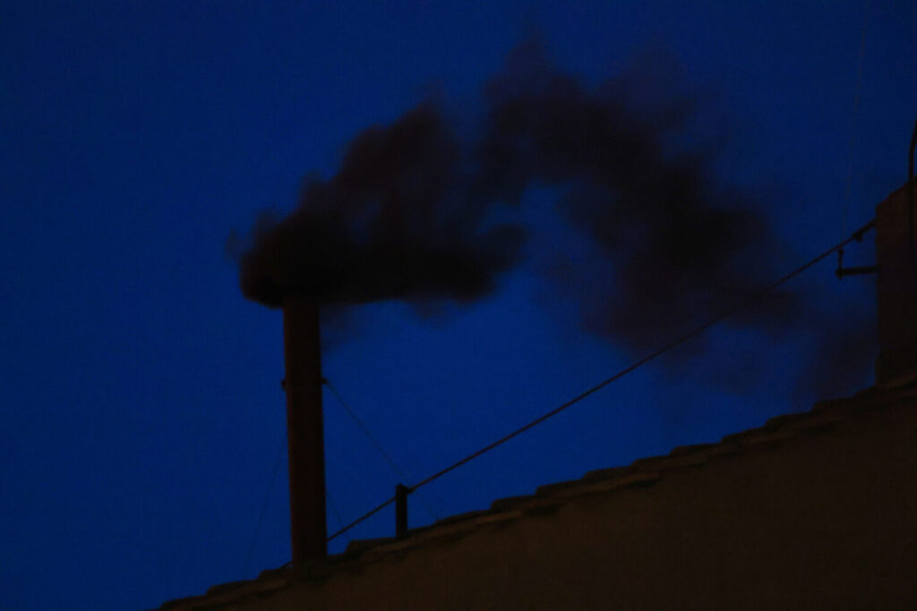 Humo negro en la chimenea de la Capilla Sixtina este miércoles por la noche tras no llegar a un acuerdo los cardenales sobre el nuevo papa en el Vaticano / 7 de mayo de 2025 / REUTERS / Yara Nardi