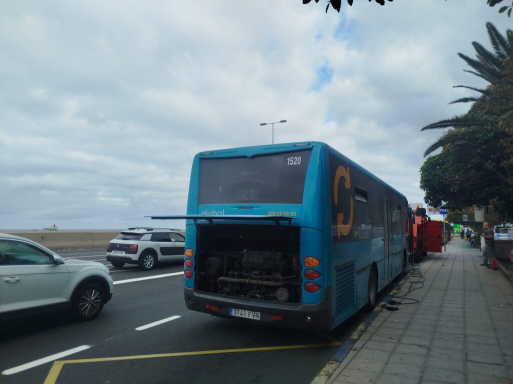Arde una guagua sin pasajeros en San Telmo