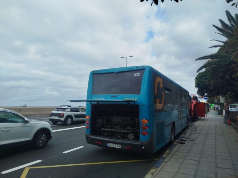 Arde una guagua en la Estación de San Telmo