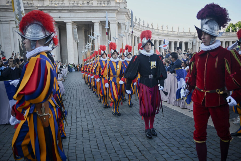 La Guardia Suiza tras la fumata blanca ha entrado en formación hacia la Basílica de San Pedro en el Vaticano / REUTERS/Dylan Martinez