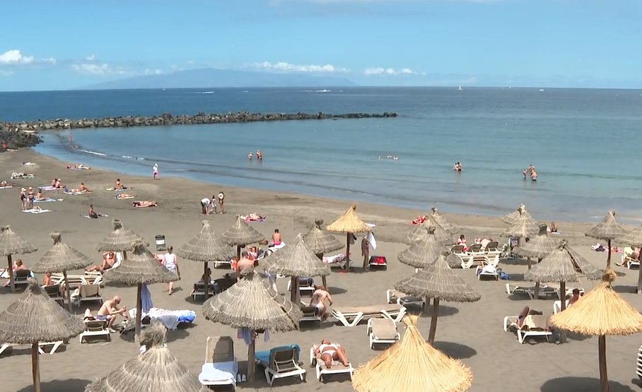 Las zonas de baño en las playas de Troya I y II en Adeje vuelven a estar abiertas después de estar cerradas por bacterias fecales