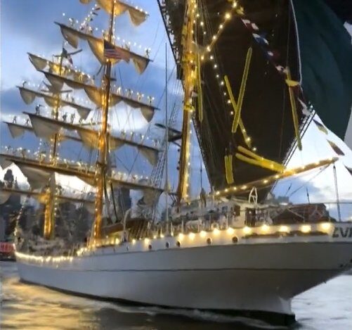 Dos muertos y una veintena de heridos al chocar el buque escuela de la Armada de México con el Puente de Brooklyn