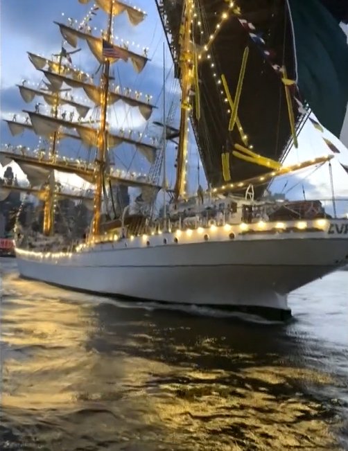 La colisión del Buque Escuela Cuauhtémoc de la Armada de México contra el Puente de Brooklyn deja al menos 22 heridos