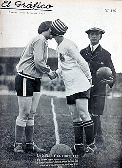 Mujeres diputando un partido de fútbol.