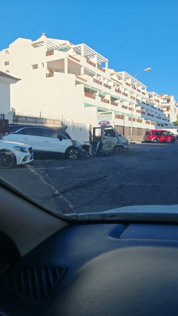 Imagen del estado en el que quedó la autocaravana tras el incendio / Redes Sociales