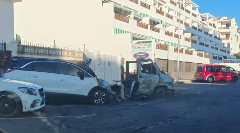 Arde una autocaravana en Los Cristianos