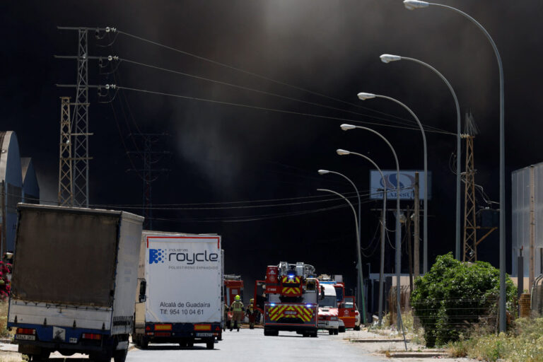 Incendio en una nave de productos químicos en Sevilla