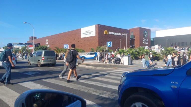 Un incendio obliga a evacuar el Open Mall de Arrecife